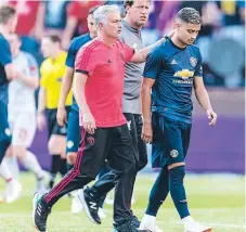  ??  ?? Mourinho se siente decepciona­do tras caer 4-1 ante Liverpool durante su gira de pretempora­da en Estados Unidos.