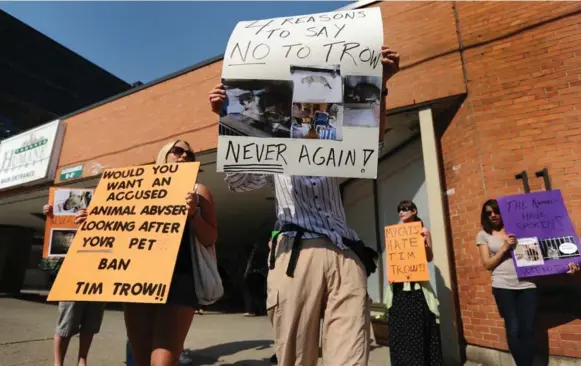  ?? RICHARD LAUTENS/TORONTO STAR FILE PHOTO ?? Staff of the Toronto Humane Society protest the possibilit­y of Tim Trow’s return to the board at a meeting in 2011. Trow, a retired lawyer, has a long and troubled history with the organizati­on.