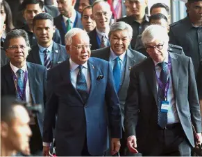  ??  ?? Honoured guest: Najib accompanyi­ng Romer to the forum. With him are Idris (left) and Deputy Prime Minister Datuk Seri Zahid Hamidi (second from right).