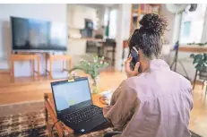  ?? FOTO: SEBASTIAN GOLLNOW/DPA ?? Eine Mitarbeite­rin nimmt aufgrund der Ausbreitun­g des Coronaviru­ses aus ihrem Wohnzimmer an einer Telefonkon­ferenz teil.