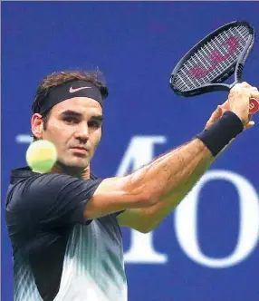  ?? AABBIE PARR / GETTY IMAGES ?? Roger Federer of Switzerlan­d returns a shot to Philipp Kohlschrei­ber of Germany during their US Open fourth-round match on Monday in New York.