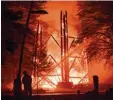  ?? Foto: Arne Dedert, dpa ?? Der Goetheturm wurde Flammen zerstört. völlig von den