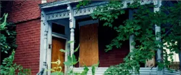  ?? Courtesy of the Lindheimer family ?? 1953 Perrysvill­e Ave., Perry South, before its demolition. Its gingerbrea­d woodwork is visible.