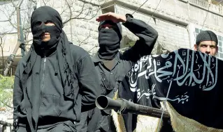  ?? Volti coperti ?? In foto i combattent­i di Al Nusra, formazione jihadista siriana: sarebbe stata finanziata anche dall’Italia