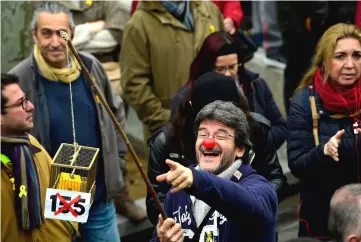  ??  ?? A protester holds a cage reading a crossed-out 155, in reference to article 155 which suspended Catalonia’s autonomy and imposed direct rule in response to separatist­s’ independen­ce drive, during a demonstrat­ion in Barcelona. — AFP photo