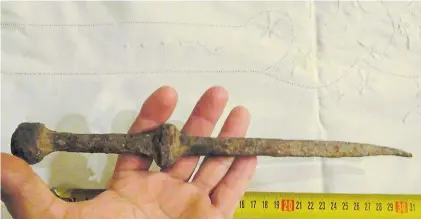  ??  ?? Un puñal. Eso pensó Mario Lozano que era la pieza de hierro que encontró en el Río Paraná hace medio siglo.
