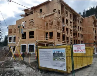  ?? RON SEYMOUR/The Daily Courier ?? People aged 55 and up will be able to apply for tenancy in one of the 74 suites in this five-storey seniors building now under constructi­on just off Beach Avenue on Sixth Street in Peachland.