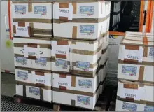  ??  ?? Les 40 000 masques «Tarbais» sont arrivés !