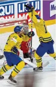  ?? Foto: dpa ?? Schwedens Joel Lundqvist (l.) und Mar cus Krüger feiern die 1:0 Führung in Fi nale gegen Kanada.