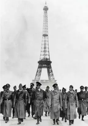  ??  ?? Personaggi e interpreti In alto, Adolf Hitler a Parigi nel 1940. A destra, sopra, il politico Pierre Laval, condannato a morte nel 1945 per il suo ruolo di primo piano nella Repubblica di Vichy, con il generale Pétain che fu a capo del governo...
