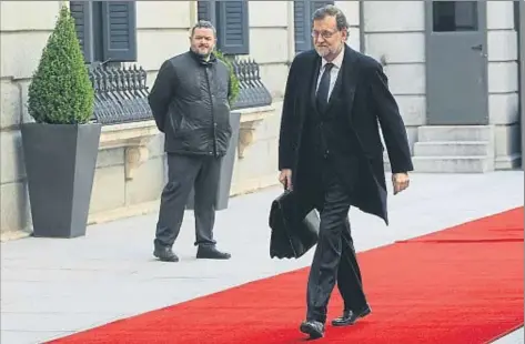  ?? EMILIA GUTIÉRREZ ?? Rajoy llega al Congreso de los Diputados a primera hora, antes de la sesión de control