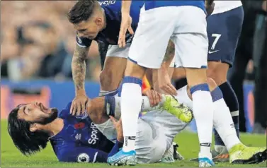  ??  ?? André Gomes grita de dolor en el césped tras romperse el tobillo por una entrada de Son.