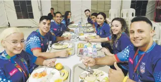  ?? Andre kang / enviado especial ?? Varios atletas boricuas cenan en el comedor de la Villa Centroamer­icana en Barranquil­la.