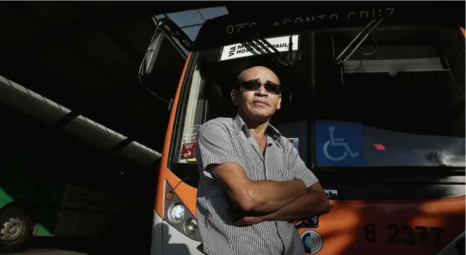  ?? Zanone Fraissat/Folhapress ?? José da Silva Filho, 56, é motorista de ônibus desde os 20 anos; aposentado há quatro meses, ele continua atuando na linha 875-C, entre a Lapa (oeste) e o Metrô Santa Cruz (sul)