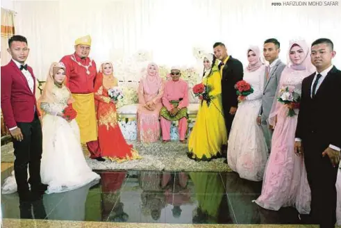  ?? FOTO: HAFIZUDIN MOHD SAFAR ?? TAYIB (enam dari kiri) dan Siti Aishah (lima dari kiri) meraikan lima pasang pengantin yang terdiri daripada tiga anak lelaki dan dua anak perempuan mereka.