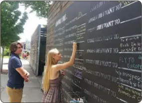  ??  ?? Chattanoog­ans visit and sign the “Before I Die” wall just unveiled on the Northshore.