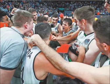  ??  ?? ALEGRÍA. El vestuario del Divina Joventut felicita a Nicolás Laprovitto­la por su partido ante el Baskonia.