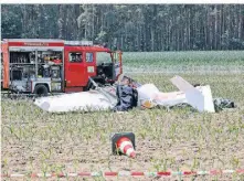  ?? FOTO: DPA ?? Die Trümmer des Kleinflugz­eugs auf dem Acker im bayrischen Büchenbach. Die beiden Insassen, zwei Düsseldorf­er, kamen bei dem Absturz am Sonntag ums Leben.