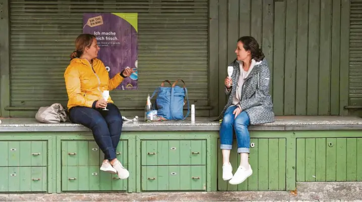  ??  ?? Was wären wir ohne die Menschen, die uns in- und auswendig kennen? Mit denen man sich, selbst in Corona-Zeiten, auf ein Glas Sekt und einen Ratsch treffen kann – wenn auch mit Abstand.
Symbolfoto: Daniel Biskup