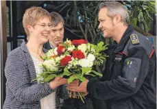  ?? FOTO: FLORIAN ACHBERGER ?? Weiße und rote Blumen für Brigitte Länge: Kommandant Florian Retsch (rechts) dankt ihr für ihre geleistete Arbeit.