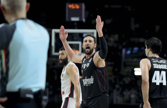  ?? ?? Protagonis­ti Nella foto a sinistra la carica di Marco Belinelli A fianco, il coach Sergio Scariolo Domani è in programma gara 2 sempre in casa Virtus (Ciamillo)