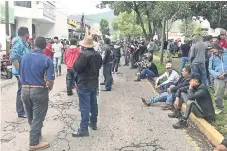  ??  ?? Desde hace 10 días, un grupo de agricultor­es paralizó el corte del fruto; acusa que comerciali­zadoras ingresan a Michoacán aguacate de otros estados.