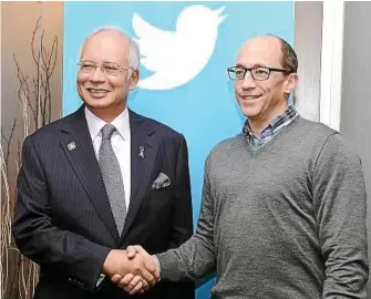  ??  ?? Tweet moment: Najib greeting Costolo at the Twitter headquarte­rs in Market Street. — Bernama