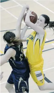  ?? BRYAN SCHLOSSER/LEADER-POST ?? Campbell’s Jayda Watson tries to shoot over Knoll’s Iryna Yushchyk during the Regina Intercolle­giate Basketball League junior girls large school city final at Campbell
Collegiate
