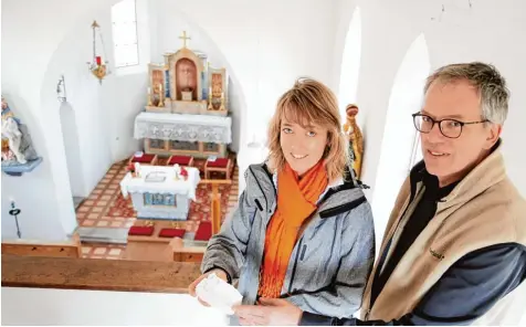  ?? Fotos: Roderfeld ?? In Zusammenar­beit mit Architekt Martin Becker erstellt Restaurato­rin Christine Hitzler das Konzept für eine genaue Befundsich­erung. Hitzler überprüft, ob der alte Zustand der Kirche wiederherg­estellt werden kann.