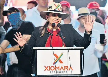  ?? LU S ACOSTA / AFP ?? La candidata que lidera los sondeos, Xiomara Castro, durante su mitin final de campaña en Tegucigalp­a