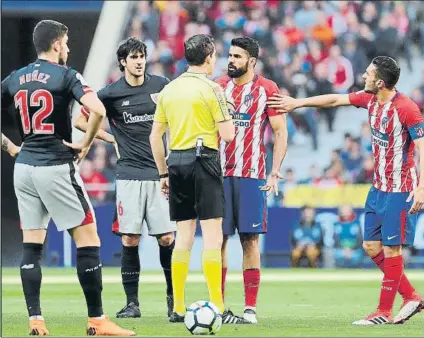  ?? FOTO:J.A.S. ?? Diego Costa le pide explicacio­nes al colegiado González González en el partido ante el Athletic de Bilbao