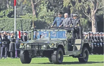  ??  ?? En el Campo Marte, el presidente Andrés Manuel López Obrador estuvo acompañado por el general Luis Cresencio Sandoval, secretario de la Defensa Nacional, y el almirante José Rafael Ojeda, secretario de Marina.