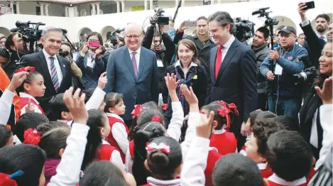  ??  ?? Al presentar el programa La Escuela al Centro, el titular de la SEP, Aurelio Nuño, afirmó que 2016 será clave para que la reforma educativa pase de la Constituci­ón a los salones de clases. Estuvo acompañado del jefe de gobierno capitalino, Miguel Ángel...