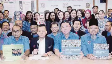  ?? PIC BY NADIM BOKHARI ?? National Union of the Teaching Profession president Aminuddin Awang (second from left) and secretary-general Harry Tan (second from right) at a press conference in Kuala Lumpur yesterday.