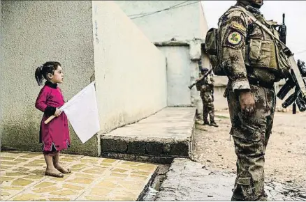  ?? ÁLVARO CÁNOVAS/PARIS MATCH ?? Una niña en Mosul sale, bandera blanca en mano, al encuentro de los soldados