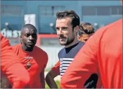  ??  ?? TÉCNICO. López Garai visitó ayer a la plantilla.