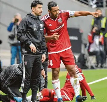  ?? Foto: Roland Geier ?? Es gab viel zu besprechen: Die 2:5 Niederlage bei der TSG Hoffenheim hat beim FC Ingolstadt Spuren hinterlass­en. Hier diskutiert Marvin Matip mit Co Trainer Ovid Hajou.