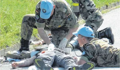  ?? FOTO: LINDA EGGER ?? Ein inszeniert­er Unfall bei einer UN-Übung in der Nähe von Heimenkirc­h: Angehende Militärbeo­bachter müssen bei Verletzten zumindest eine Erstversor­gung durchführe­n können.