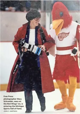  ?? JOHN C. HARTMAN ?? Free Press photograph­er Mary Schroeder, seen on the Red Wings’ ice, is entering the Michigan Sports Hall of Fame.