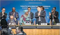  ?? FABRICE COFFRINI / EFE ?? Cumbre. La directora general de la OMC, Ngozi Okonjo (c), en la clausura.