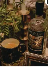  ??  ?? 01 / SIPSMITH /
Es una de las pocas ginebras elaboradas mediante el método de destilació­n one-shot. www.sipsmith.com