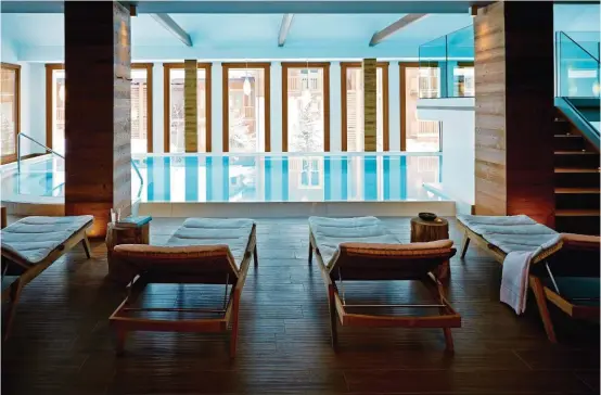  ??  ?? Altitudine anti stress Dall’alto in basso. La piscina al coperto, la sauna e una delle zone relax della Nira Spa.