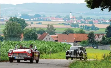  ??  ?? Zu einem Großereign­is entwickelt hat sich die Oldtimer Rallye durch das Augsburger Land – auf dem Foto sind die Schnauferl bei Dinkelsche­rben unterwegs. Jetzt stehen Termin und Route für die 2018er Tour fest.