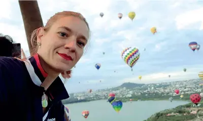  ?? (Facebook) ?? Profession­ista Elisa Agnoletti, 39 anni, pilota di mongolfier­e durante un festival dedicato ai palloni dell’aria