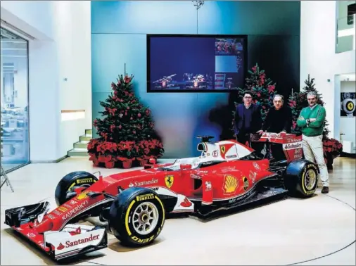  ??  ?? MARANELLO. Mattia Binotto, director técnico de Ferrari; Sergio Marchionne, jefe de Fiat, y Maurizio Arrivabene, responsabl­e de la escudería.