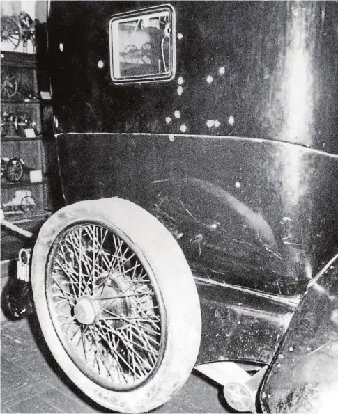  ?? VIDAL ?? El vehículo presidenci­al de Eduardo Dato, tras ser acribillad­o en 1921