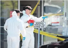  ?? RENE JOHNSTON TORONTO STAR ?? A police forensics team works at the site of an IED attack at Bombay Bhel, an Indian restaurant in Mississaug­a.