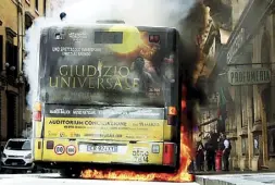  ?? (LaPresse) ?? Giudizio universale La pubblicità sul bus andato a fuoco martedì