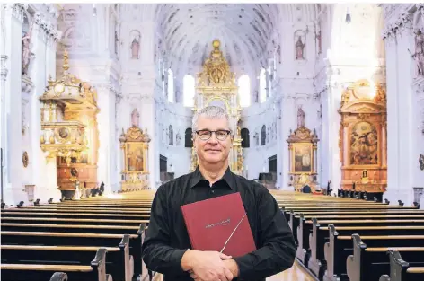  ?? FOTO: CHRISTIANE KELLER ?? Mit der Partitur von Mozarts „Requiem“: Frank Höndgen in St. Michael.