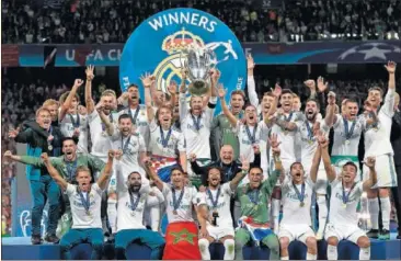  ??  ?? Los jugadores del Madrid levantan alborozado­s la 13 Copa de Europa, ganada en Kiev en 2018.